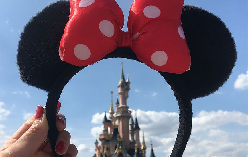 Mickey-Mouse-Stirnband in Disneyland